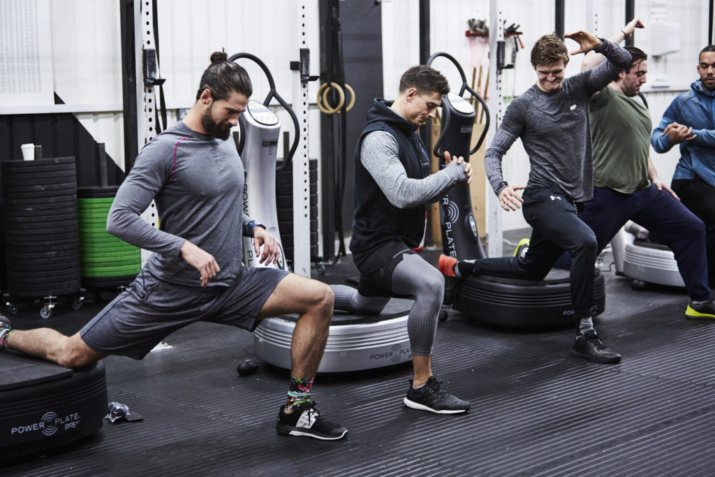 Тренировка на виброплатформе Power Plate: приседание с чуть согнутыми коленями
