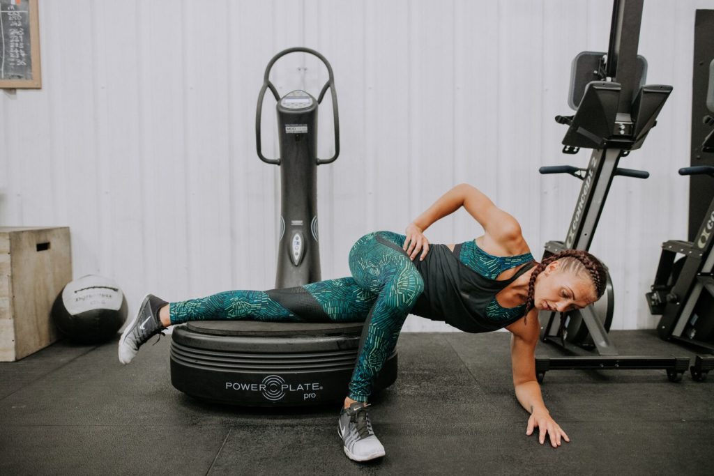 Тренировка на виброплатформе Power Plate: планка и отжимание