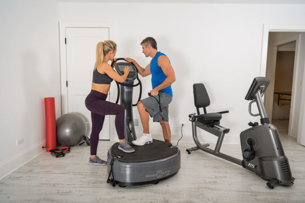 Домашняя виброплатформа Power Plate в гостиной